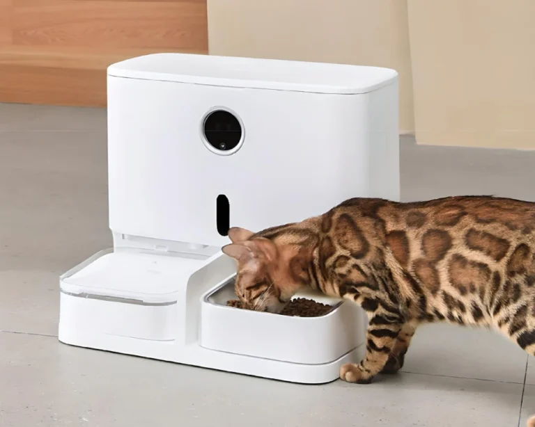 Introduction: In today's fast-paced world, balancing work, social life, and caring for our beloved pets can be challenging. Imagine having a solution that ensures your pets are fed timely and adequately, even when you're not home. This is where a smart automatic pet feeder steps in, promising convenience and peace of mind for pet owners everywhere.